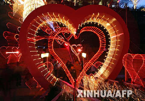 2月11日，在日本神奈川县的一个公园里，人们点亮大大小小的心形装饰灯，迎接即将到来的情人节。 新华社/法新 