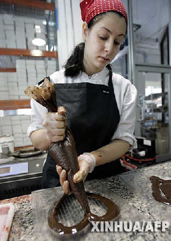  2月9日，在美国纽约，一名巧克力制作师将巧克力浆注入一个心形模具中。每年情人节来临前夕，巧克力制作师们都想尽办法设计各种新颖奇特的巧克力，为情人节增添浪漫气氛。 新华社/法新 