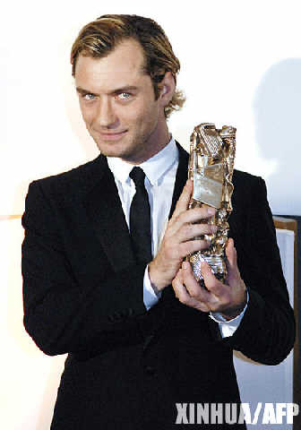 2月24日，英國男演員裘德·洛在巴黎喜獲法國電影凱撒獎榮譽獎。第32屆法國電影凱撒獎頒獎典禮于24日在巴黎盛大舉行。