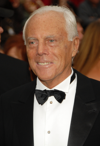 图文:奥斯卡红毯 乔治-阿玛尼老当益壮