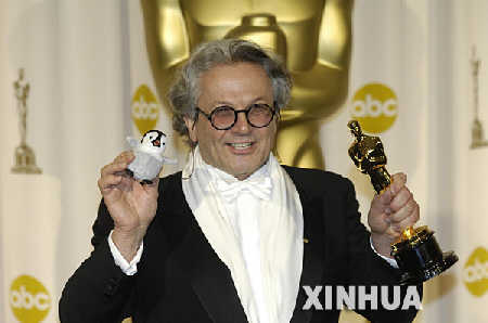 2月25日，在美国好莱坞柯达剧院举行的第79届奥斯卡奖颁奖典礼上，乔治·米勒举起奥斯卡奖杯。乔治·米勒导演的《快乐大脚》获第79届奥斯卡奖最佳动画片奖。 