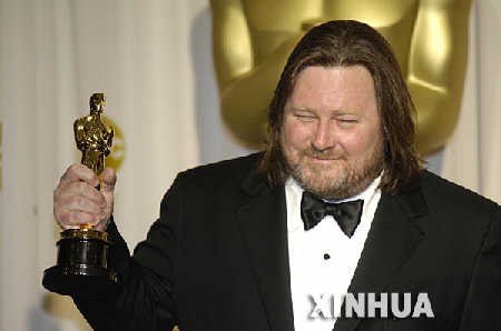  2月25日，在美国好莱坞柯达剧院举行的第79届奥斯卡奖颁奖典礼上，《无间道风云》的编剧威廉·莫纳汉手举奥斯卡奖杯。《无间道风云》获得本届奥斯卡奖最佳改编剧本奖。 
