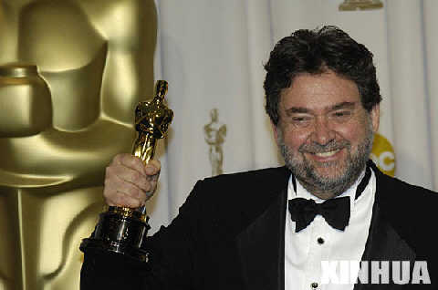 2月25日，在美國好萊塢柯達劇院舉行的第79屆奧斯卡獎頒獎典禮上，吉耶爾莫·納瓦羅手持奧斯卡獎盃。由他擔任攝影師的影片《潘神的迷宮》獲得第79屆奧斯卡獎最佳攝影獎。