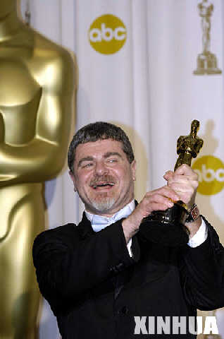 2月25日，在美國好萊塢柯達劇院舉行的第79屆奧斯卡獎頒獎典禮上，古斯塔瓦·桑陶拉利亞手捧奧斯卡獎盃。由古斯塔瓦·桑陶拉利亞創作配樂的電影《通天塔》獲第79屆奧斯卡獎最佳電影配樂獎。