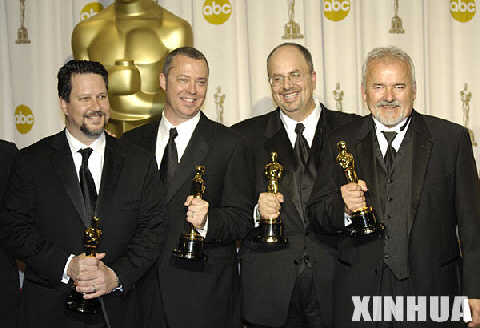 2月25日，在美国好莱坞柯达剧院举行的第79届奥斯卡奖颁奖典礼上，约翰·诺尔、哈尔·希克尔、查尔斯·吉布森和艾伦·霍尔（从左至右）手捧奥斯卡奖杯合影。他们参与制作的影片《加勒比海盗2：亡灵宝藏》获得第79届奥斯卡奖最佳视觉效果奖。