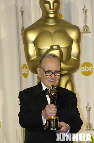 2月25日，在美国好莱坞柯达剧院举行的第79届奥斯卡奖颁奖典礼上，恩尼奥·莫里科内手捧奥斯卡奖杯。他获得第79届奥斯卡奖终身成就奖。