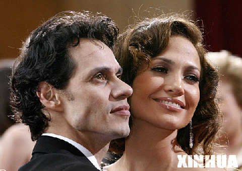 2月25日，女星珍妮弗·洛佩斯（右）和丈夫马克·安东尼一同出席在美国洛杉矶好莱坞举行的第79届奥斯卡奖颁奖典礼。