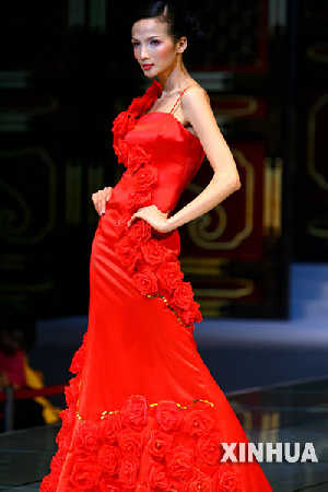 3月4日，模特在“格格旗袍禮服秀”上展示一款晚禮服。當日，2007中國國際婚博會舉辦了一場名為“格格旗袍禮服秀”的服裝展示活動。 新華社記者李明放攝 
