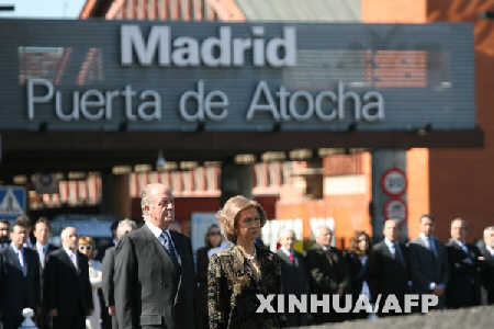 3月11日，在西班牙首都馬德里阿托查火車站廣場，西班牙國王卡洛斯一世（前左）和索非婭王后（前右）與人們一起默哀。當日，“3·11”遇難者紀念碑揭幕儀式暨紀念活動在馬德里舉行。2004年3月11日，西班牙首都馬德里的4列旅客火車接連發生炸彈爆炸，造成191人死亡、1824人受傷。這是該國歷史上最嚴重的恐怖襲擊事件。新華社/法新 