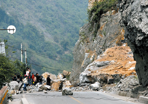 巨石滾落 砸塌重慶319國道[組圖](2)