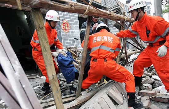 [組圖]成都商鋪屋檐連續(xù)垮塌 已造成10死24傷