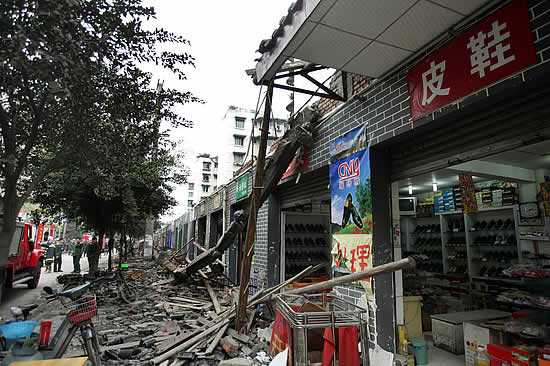 [组图]成都商铺屋檐连续垮塌 已造成10死24伤