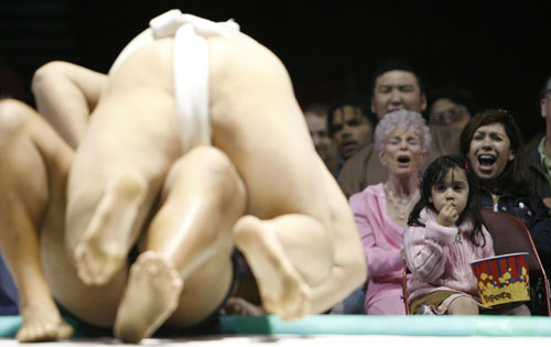 4月7日，2007美國洛衫機相撲公開賽開戰，來自日本、歐洲以及夏威夷和加州本地的許多相撲團隊前來參加比賽。相撲運動有著近兩千年的歷史，在日本被尊為“國技”。由於美國相撲協會的積極推廣，2001年開始推出第一屆美國相撲公開賽。