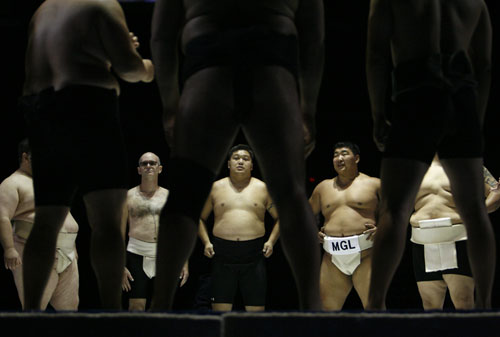 4月7日，2007美國洛衫機相撲公開賽開戰，來自日本、歐洲以及夏威夷和加州本地的許多相撲團隊前來參加比賽。相撲運動有著近兩千年的歷史，在日本被尊為“國技”。由於美國相撲協會的積極推廣，2001年開始推出第一屆美國相撲公開賽。