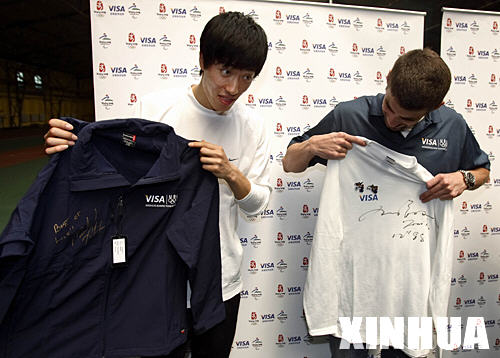 4月10日，中國田徑選手劉翔（左）與美國游泳選手菲爾普斯互贈簽名服裝。當日，菲爾普斯來到國家體育總局田徑訓練館看望訓練中的劉翔，兩人就如何備戰2008年奧運會進行了交流。