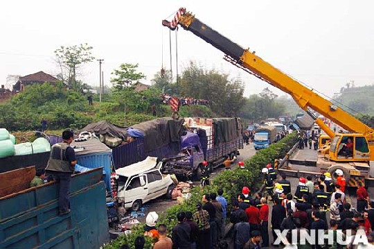 成渝高速重慶段52輛車連環相撞5人死亡[組圖]