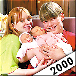 1999年11月，17歲的薩拉早産5周生下了一對雙胞胎女兒，13歲的詹姆斯成了“英國最年輕的爸爸”。這條新聞上了《世界新聞》的頭版頭條。 