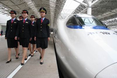 4月15日,铁路上海列车段动车组乘务员换上了新装。