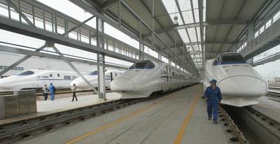 ４月１5日，上海铁路局机务段工作人员检测“和谐号”动车组列车。