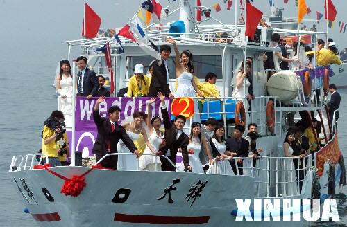 5月4日，2007年中國(guó)大連海上基尼斯婚慶旅游節(jié)在大連星海廣場(chǎng)舉行。來自全國(guó)各地的一百對(duì)新人在大連星海灣附近海域分乘4艘游艇參加海上集體婚禮。這個(gè)婚禮作為“規(guī)模最大的海上集體婚禮”入選“上海大世界基尼斯世界之最”。