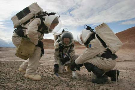 宇航員模擬收集火星岩石樣品