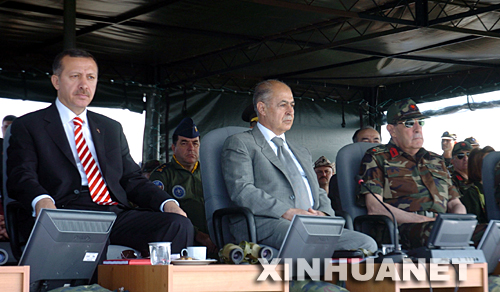 5月25日，在西部伊茲密爾省的塞費裏希薩爾地區，土耳其總統塞澤爾（中）、總理埃爾多安（左）和武裝部隊總參謀長比于克阿納特（右）在觀看軍事演習。當天，土耳其武裝部隊舉行代號為“埃費斯－2007”的陸、海、空三軍大規模軍事演習。 