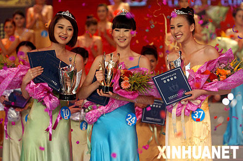 5月27日，2007亚洲超级模特大赛总决赛在广西南宁举行，来自印度、日本、马来西亚、韩国、泰国和中国的38名选手经过激烈角逐，最终，冠、亚、季军分别被韩国的林智爱（中）、中国的蔡秉谕（右）、日本的井之上礼奈夺取。这是获得冠、亚、季军的佳丽在领奖后合影。