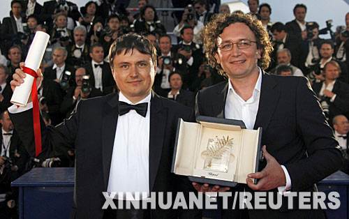 5月27日，在法國戛納舉行的第60屆戛納電影節上，羅馬尼亞導演克裏斯蒂安·蒙久（左）執導的影片《4個月3星期零2天》獲最高獎金棕櫚獎。第60屆戛納電影節于當晚舉行閉幕式暨頒獎典禮後落幕。