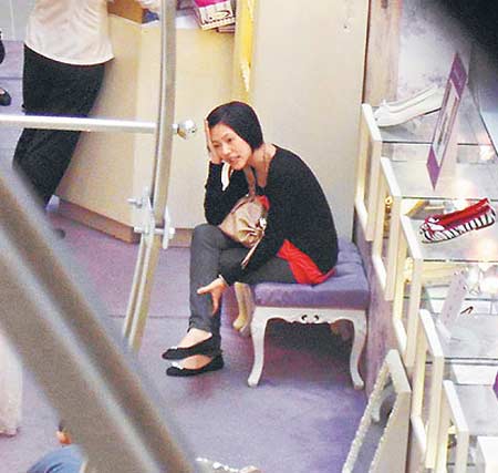 小s怀孕3月体力不支逛商场