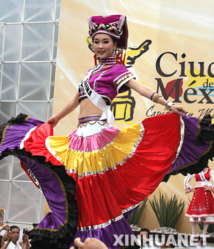 5月20日，中國選手張寧寧在墨西哥城的獨立天使紀念碑前展示民族服裝。