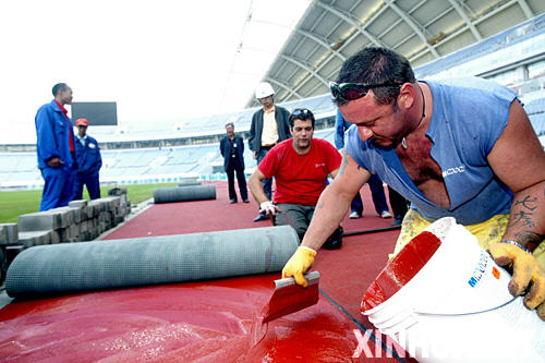 5月29日，工作人员在沈阳奥体中心体育场铺设塑胶跑道。当日，2008年奥运会分赛场之一的沈阳奥体中心体育场开始铺设塑胶跑道，这是该体育场交付使用前的最后一项工作。