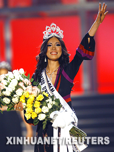 5月28日，在墨西哥首都墨西哥城举行的2007年度“环球小姐”大赛总决赛上，日本小姐森理世加冕“环球小姐”后向观众挥手致意。全球77名佳丽参加了此次“环球小姐”大赛的角逐，最终日本小姐夺得桂冠。