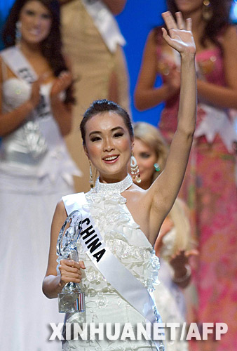 5月28日，在墨西哥首都墨西哥城舉行的2007年度“環球小姐”大賽總決賽上，中國選手張寧寧獲得“最親善小姐”獎後向觀眾揮手致意。全球77名佳麗參加了此次“環球小姐”大賽的角逐，最終日本小姐奪得桂冠。