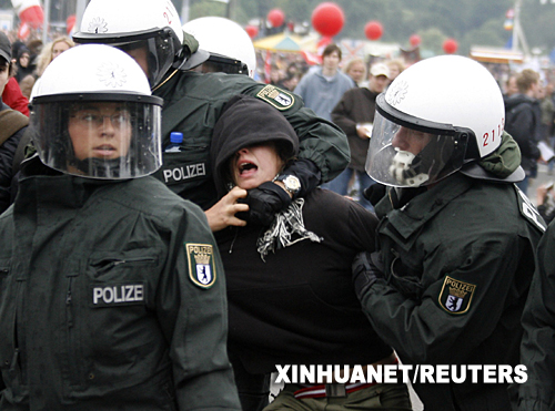 6月2日，在德國北部城市羅斯托克，防暴警察逮捕一名示威者。羅斯托克當(dāng)天爆發(fā)大規(guī)模反全球化示威活動。警方與示威人群發(fā)生沖突，造成100多名警察受傷，數(shù)十名示威者被捕。