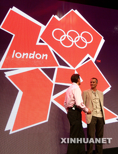 6月4日，英超切尔西队主教练穆里尼奥（右）出席在英国伦敦举行的2012年奥运会和残奥会会徽发布仪式，他身后是2012年奥运会会徽图案。当日，伦敦奥组委举行仪式，公布2012年奥运会和残奥会会徽图案。 新华社记者谢秀栋摄 