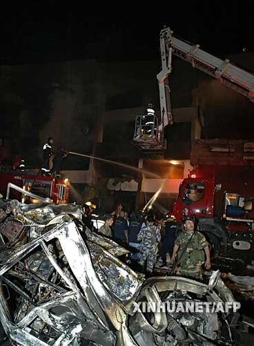 6月7日，黎巴嫩消防隊員在貝魯特以北的一個工業區滅火。貝魯特以北18公里的一個工業區當地時間7日晚發生一起爆炸事件，造成至少1人死亡，3人受傷。此次爆炸是自5月20日黎軍與“伊斯蘭法塔赫”組織發生衝突以來在貝魯特及其周邊地區發生的第5次爆炸事件。此前警方曾表示，“伊斯蘭法塔赫”組織可能與這一系列爆炸案有關。 新華社/法新 