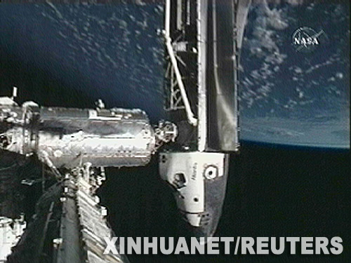 这张美国宇航局的电视照片显示的是6月10日美国“阿特兰蒂斯”号航天飞机与国际空间站顺利对接后的画面。美国东部时间１０日１５时３６分（北京时间１１日凌晨３时３６分），“阿特兰蒂斯”号航天飞机与国际空间站顺利对接。