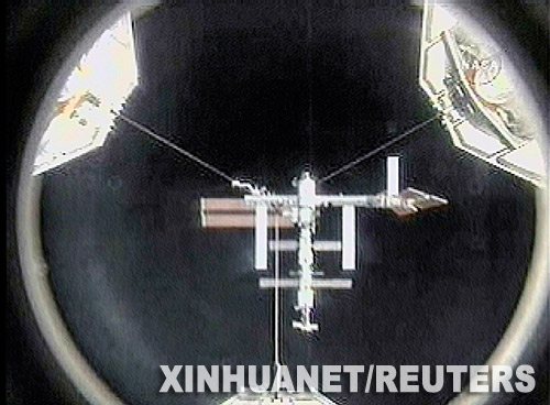 这张美国宇航局的电视照片显示的是6月10日从美国“阿特兰蒂斯”号航天飞机上拍摄的国际空间站（中）。美国东部时间１０日１５时３６分（北京时间１１日凌晨３时３６分），“阿特兰蒂斯”号航天飞机与国际空间站顺利对接。