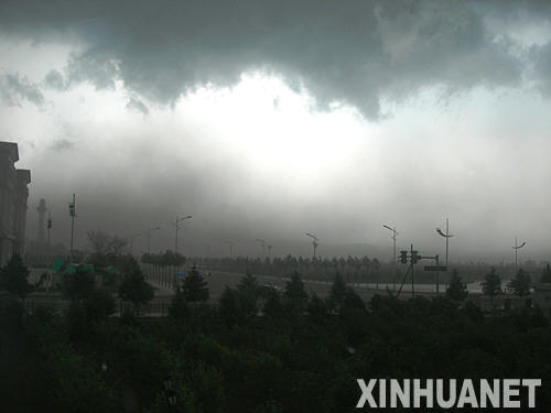 6月11日下午，加格达奇笼罩在大风沙中。     当日下午至傍晚，黑龙江省加格达奇市相继发生大风、雷暴、冰雹等强对流天气，部分居民房顶被刮掉，部分交通和电力中断。