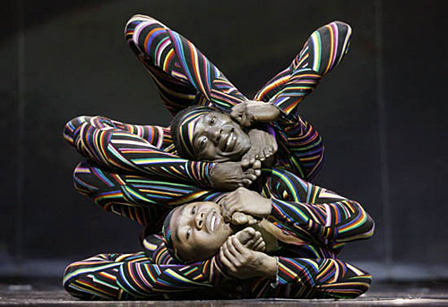 日前，來自非洲的“非洲媽媽”(Mama Africa)雜技團在德國多特門德進行了精采絕倫的雜技表演，其中的柔術表演更是讓人嘆為觀止。