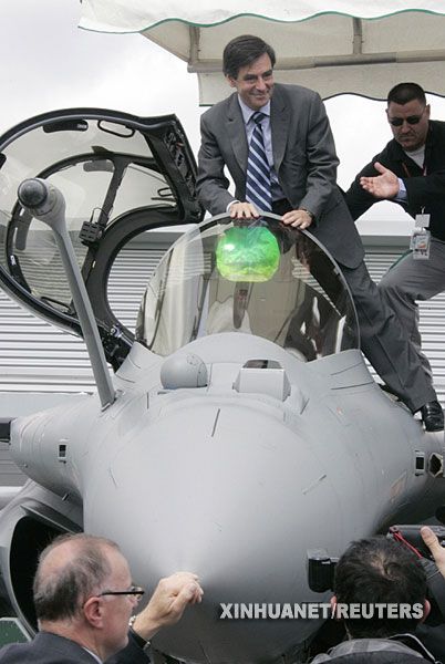  6月18日，在法国巴黎郊区的布尔歇，法国总理菲永站在一架飞机的驾驶舱里。当天，第47届巴黎国际航空航天展在这里开幕。 新华社/路透 