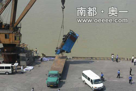 九江大桥第一辆汽车被捞出水面发现两具尸体