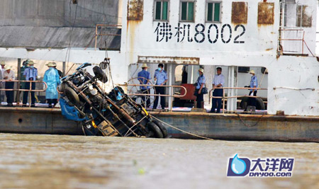 九江大桥第一辆汽车被捞出水面发现两具尸体