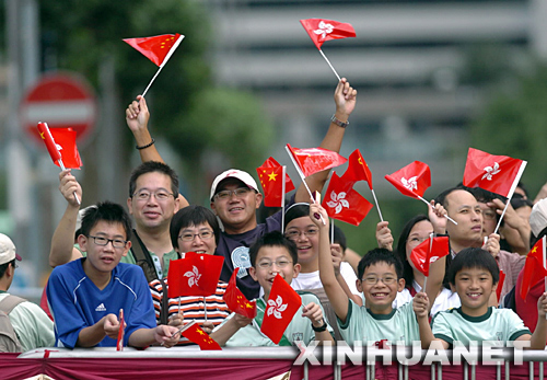 7月1日，香港金紫荆广场举行升旗仪式，庆祝香港回归祖国十周年。这是市民和游客出席升旗仪式。