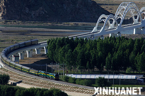 7月1日，拉薩至北京的T28次列車駛過拉薩河特大橋。 青藏鐵路2006年7月1日開通，標(biāo)志著西藏沒有鐵路歷史的結(jié)束。從2006年7月1日至2007年6月底，青藏鐵路共發(fā)送旅客約202萬人次，發(fā)運貨物1100萬噸。