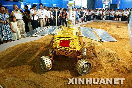 7月5日，观众在参观国家“十一五”重大专项之一的“月面巡视探测器”。当日，“2007上海国际航空航天技术与设备展览会”在上海展览中心开幕，130余家中外企业的航空航天高新技术产品展出。     新华社发（郑悦摄） 
