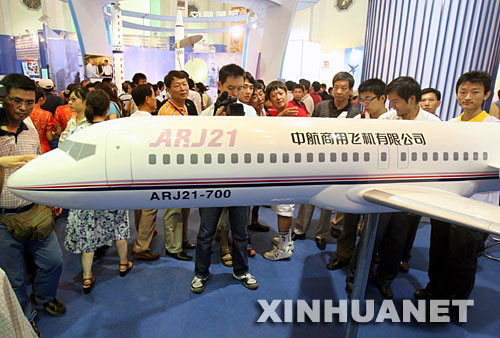 7月5日，观众在参观国产新支线飞机ARJ21的模型。当日，“2007上海国际航空航天技术与设备展览会”在上海展览中心开幕，130余家中外企业的航空航天高新技术产品展出。     新华社记者刘颖摄 