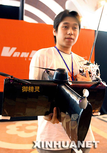 7月5日，技术人员在展示“御精灵”无人直升机样机。 当日，“2007上海国际航空航天技术与设备展览会”在上海展览中心开幕，130余家中外企业的航空航天高新技术产品展出。     新华社记者刘颖摄 