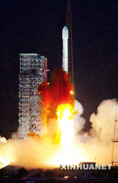 7月5日20时08分，我国在西昌卫星发射中心用“长征三号乙”运载火箭，成功将“中星6B”通信卫星送入太空。 新华社记者 查春明 摄　