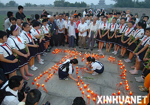 7月5日，亲身经历过“七七事变”的6位北京市丰台区卢沟桥村的老人与附近卢沟桥第一小学的孩子们，来到宛平城旁的卢沟桥上，将点燃的红烛摆放成“70”字样，悼念为抗战英勇牺牲的烈士们，表达牢记历史、珍爱和平、自强不息的心愿。2007年是“七七事变”70周年。